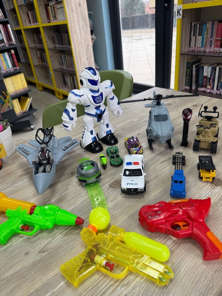 Renkli Oyuncak Seti: Robot, Araçlar ve Su Tabancaları - Görsel 3