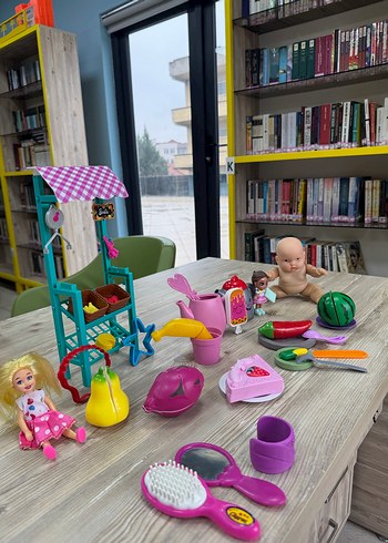 Renkli Oyuncak Bebek ve Aksesuar Seti - Görsel 3