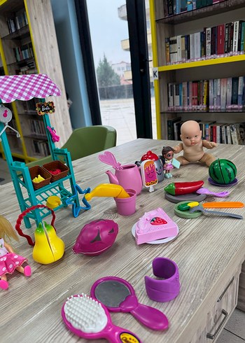 Renkli Oyuncak Bebek ve Aksesuar Seti - Görsel 2