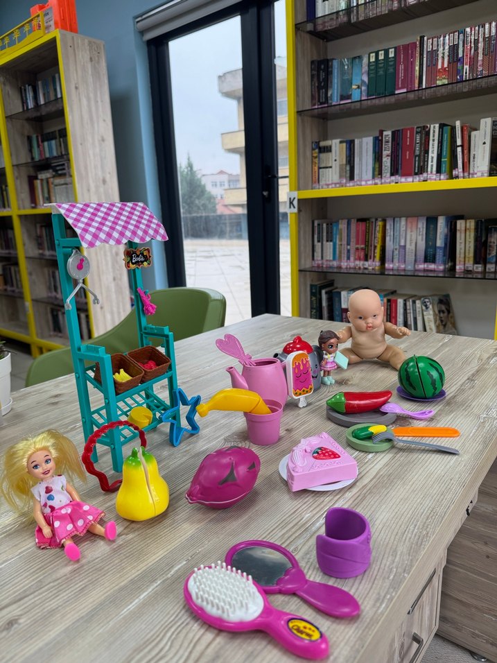 Renkli Oyuncak Bebek ve Aksesuar Seti - Görsel 3