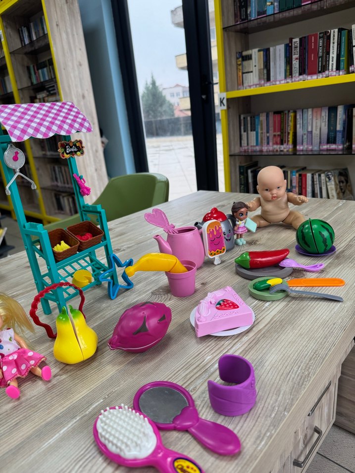 Renkli Oyuncak Bebek ve Aksesuar Seti - Görsel 2