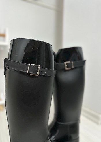 Siyah Tokalı Kadın Diz Boyu Çizme - Görsel 2