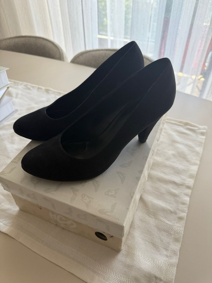 Siyah Dolgu Topuklu Klasik Kadın Ayakkabısı - Görsel 2