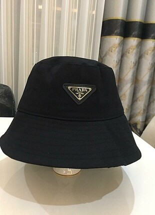 Prada şapka