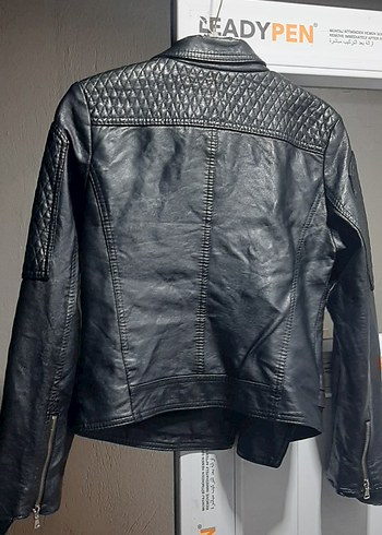m Beden siyah Renk Kadın Siyah Deri Biker Ceket m beden boyunda deforme var