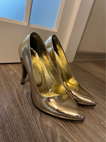 Parlak dore rugan stiletto