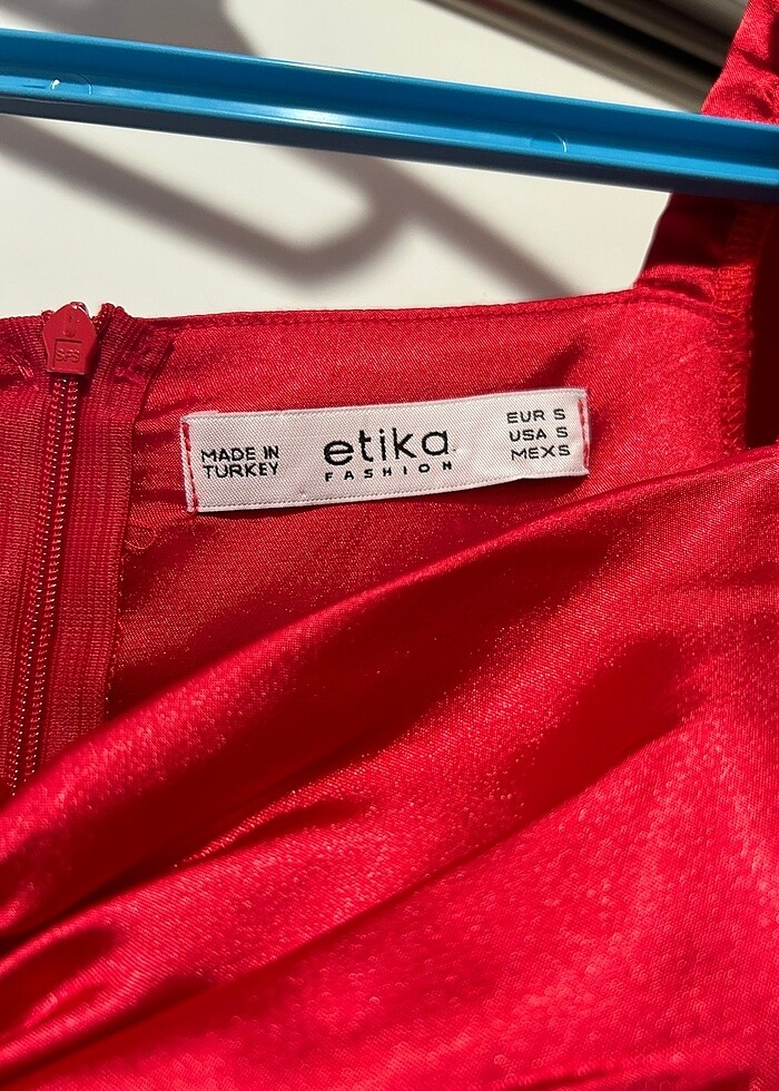 Kırmızı elbise - Görsel 3