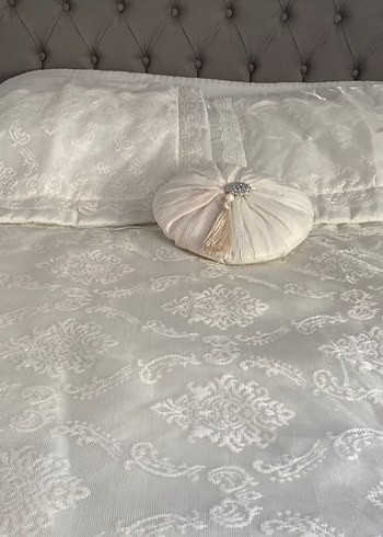 İşlemeli Beyaz Yatak Örtüsü - Görsel 2