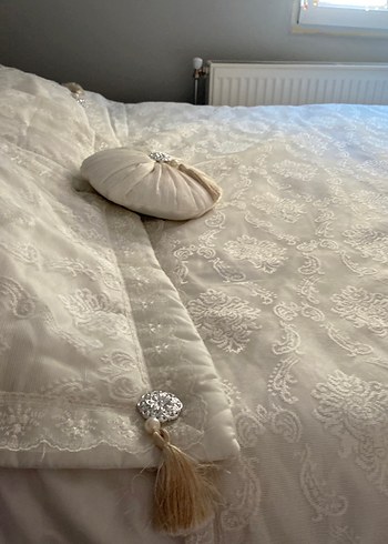 İşlemeli Beyaz Yatak Örtüsü - Görsel 16