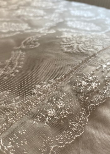 İşlemeli Beyaz Yatak Örtüsü - Görsel 4