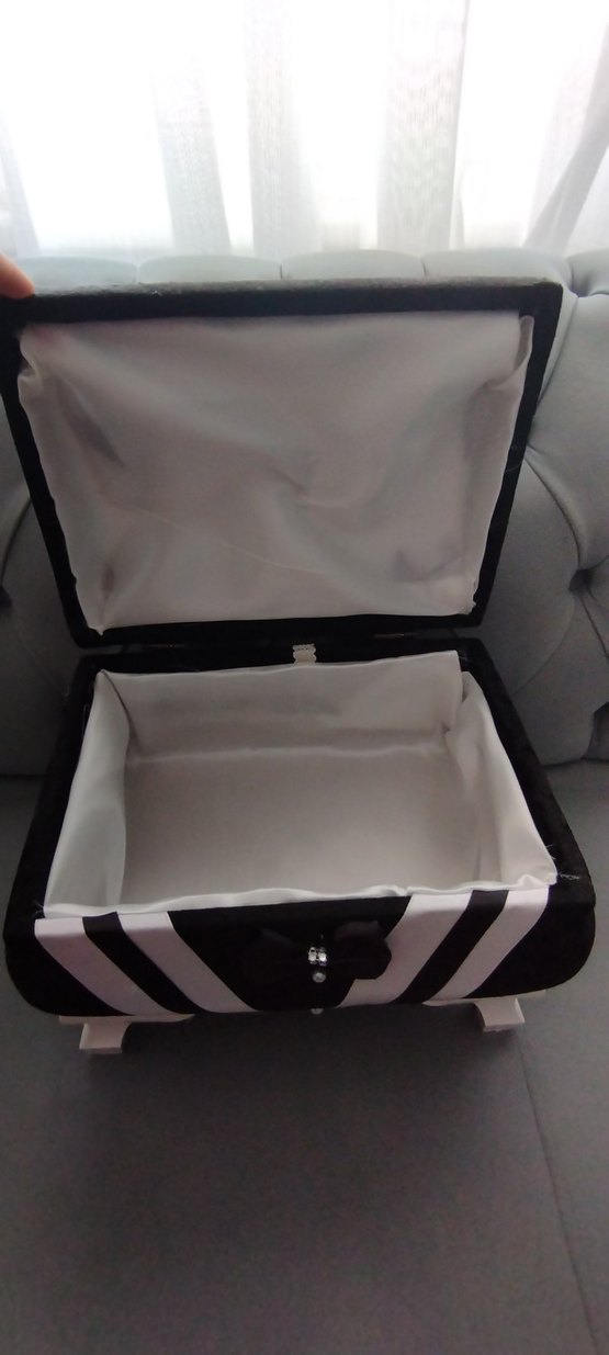 Siyah Beyaz Makyaj Kutusu - Görsel 3