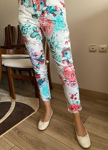 Çiçek desenli pantalon