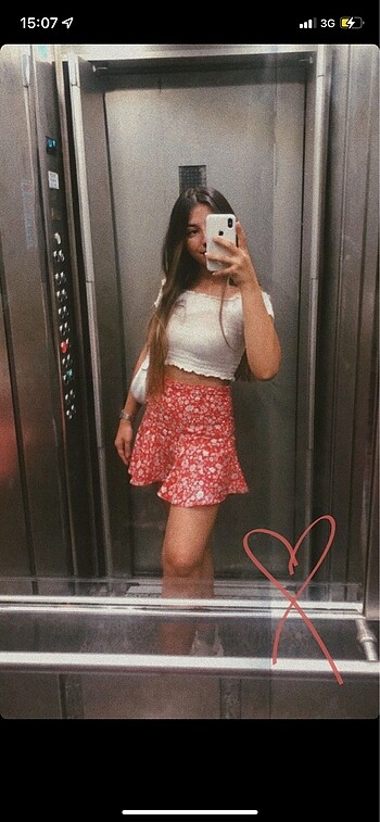 Kırmızı çiçekli etek