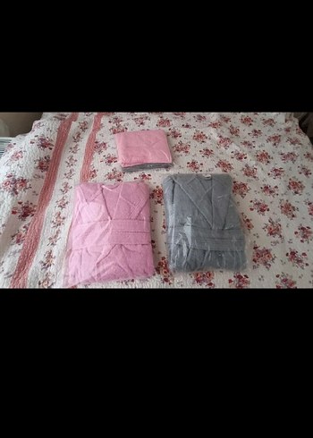 Pembe ve Gri Sentetik Kumaş Bornoz Seti