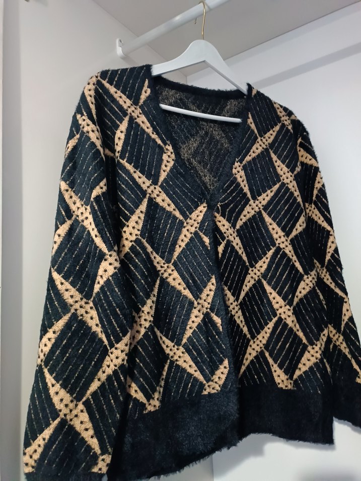 Kadın V Yaka Örgü Desenli Hırka - Görsel 3