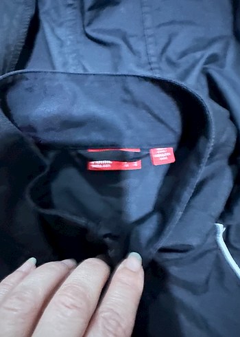 Siyah Kapüşonlu Rüzgarlık - Görsel 2