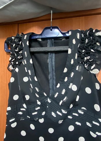 Koton marka Siyah Beyaz Puantiyeli V Yakalı Midi Elbise - Görsel 2