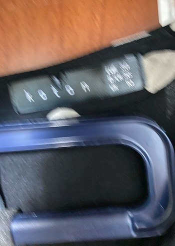 Koton marka Siyah Beyaz Puantiyeli V Yakalı Midi Elbise - Görsel 3