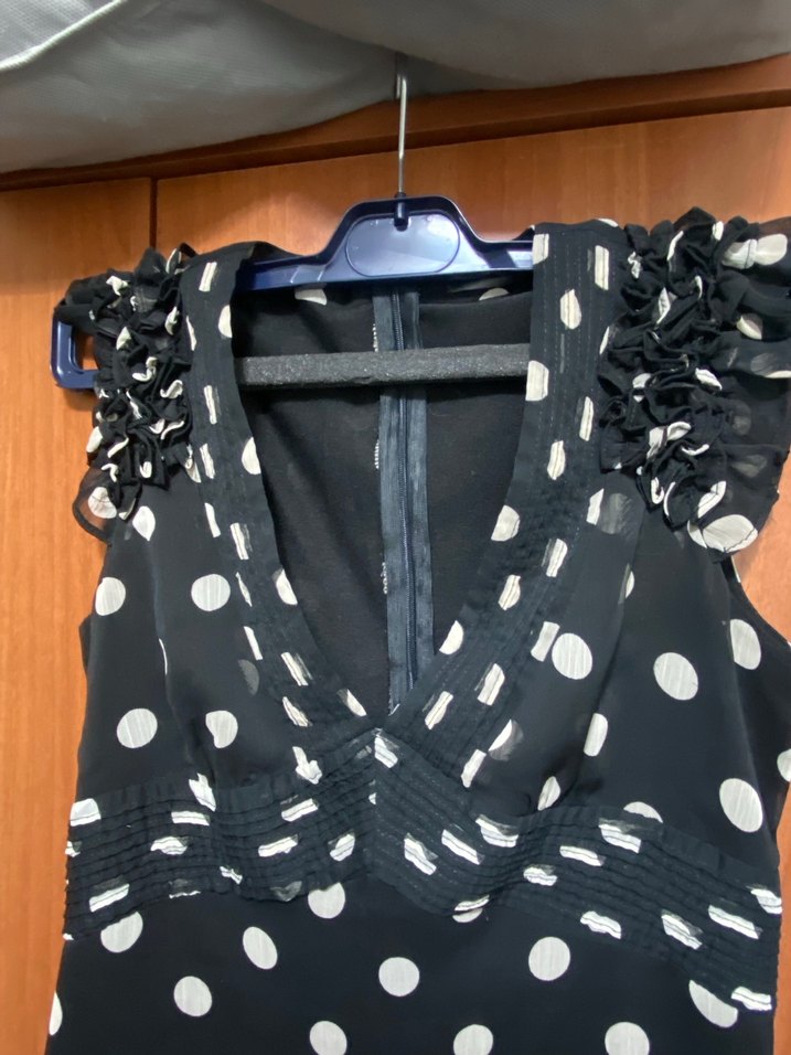 Koton marka Siyah Beyaz Puantiyeli V Yakalı Midi Elbise - Görsel 2