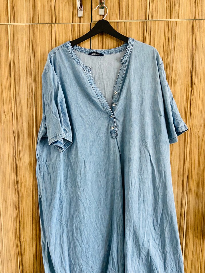 Bohem V Yaka Düğmeli Uzun Denim Elbise - Görsel 4