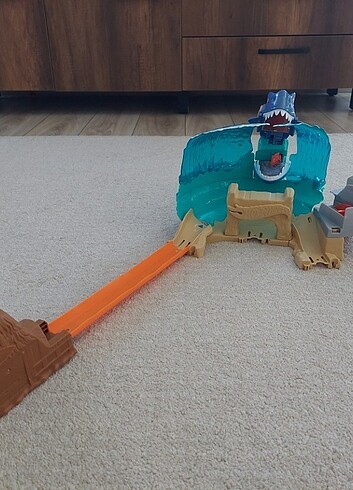 hot wheels köpek balığı kumsal yarışı