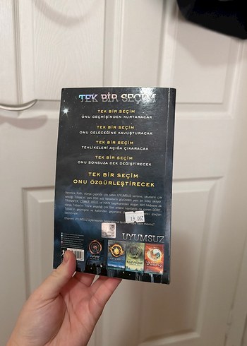 Dört - Bir Uyumsuz Koleksiyon Kitabı - Görsel 2