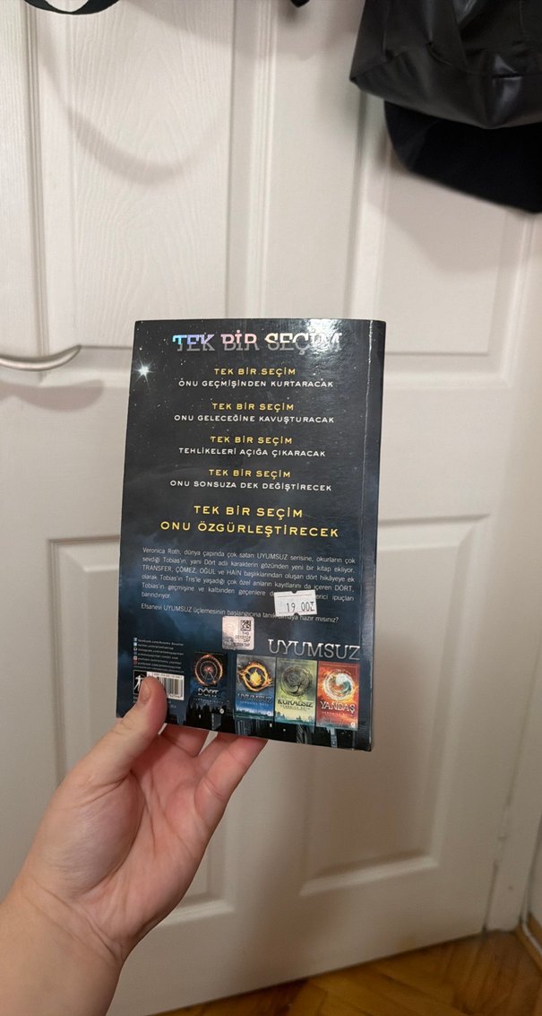 Dört - Bir Uyumsuz Koleksiyon Kitabı - Görsel 2