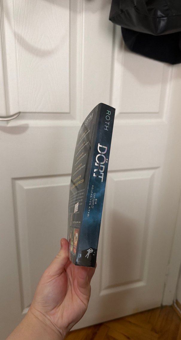 Dört - Bir Uyumsuz Koleksiyon Kitabı - Görsel 3