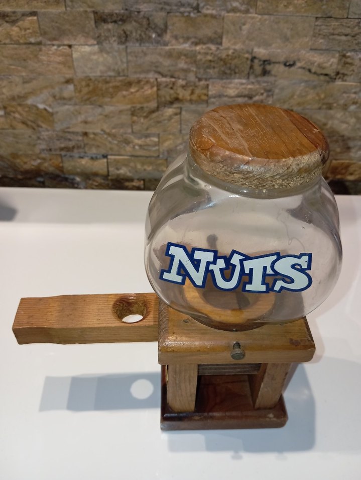 Made in USA 
1970 lerden fındık çerez dispanseri 
Masif ahşap. - Görsel 3