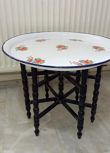  Beden kahverengi Renk Antika sofra altı. Ahşap. İyi durumda . Katlanır ayaklı. 47x47 c