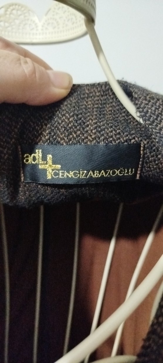 Düğmeli Kahverengi Ofis Kıyafeti - Görsel 4