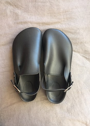 Siyah Minimalist Tokalı Sandalet