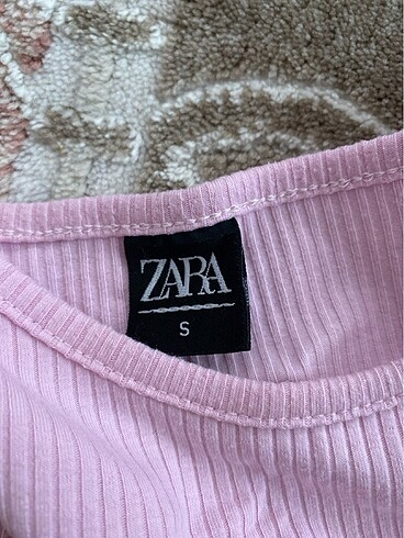 Zara Asimetrik model crop