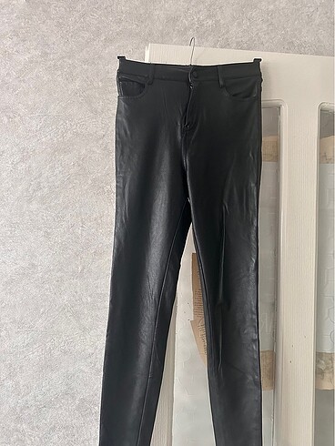 Deri görünümlü pantolon