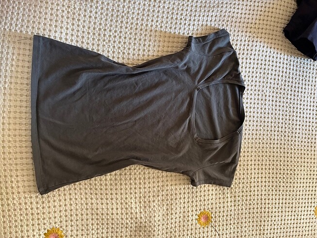 Yeşil kare yaka dekolteli tshirt
