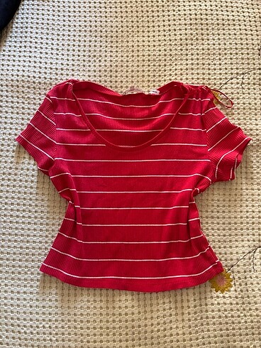 Kırmızı yazılı çizgili tshirt kısa