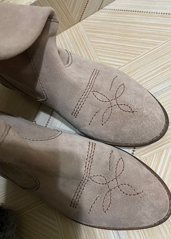 Bej Süet Nakışlı Kadın Bot - Görsel 4