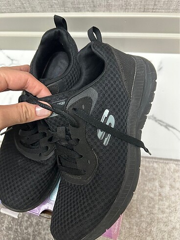 36,5 Beden Skechers ayakkabı