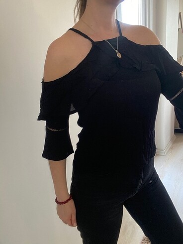 Omuzları Açık Siyah Bluz