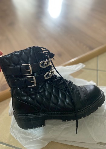 Kemer Detaylı Siyah Deri Bot