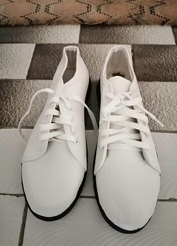 Beyaz spor ayakkabisi