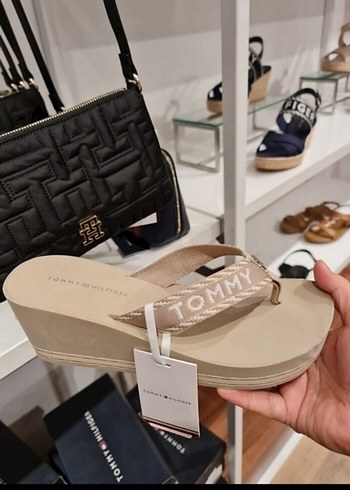 Tommy Hilfiger Bej Dolgu Topuklu Kadın Terlik