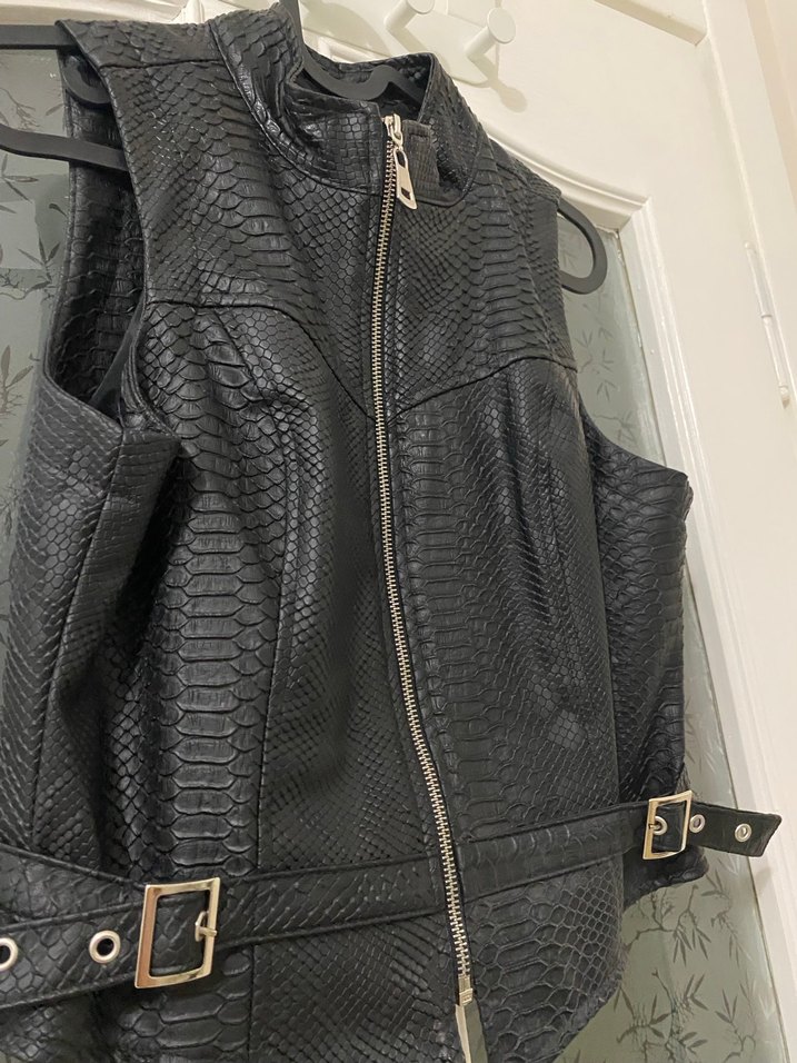 Yılan Desenli Kemerli Siyah Deri Biker Yelek - Görsel 2