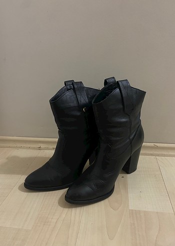 Siyah Deri Tokalı Topuklu Kadın Bot - Görsel 3