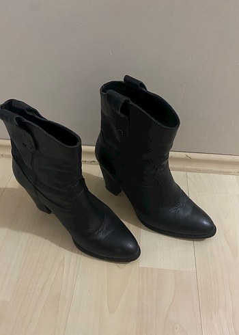 Siyah Deri Tokalı Topuklu Kadın Bot - Görsel 2