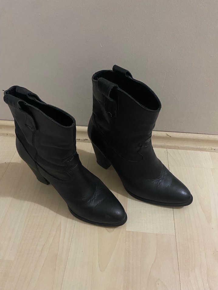 Siyah Deri Tokalı Topuklu Kadın Bot - Görsel 2