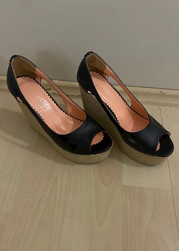 Kemer Detaylı Klasik Bej Dolgu Topuklu Kadın Ayakkabı - Görsel 2