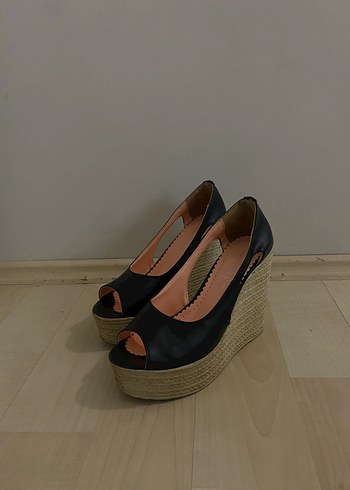 Kemer Detaylı Klasik Bej Dolgu Topuklu Kadın Ayakkabı - Görsel 3