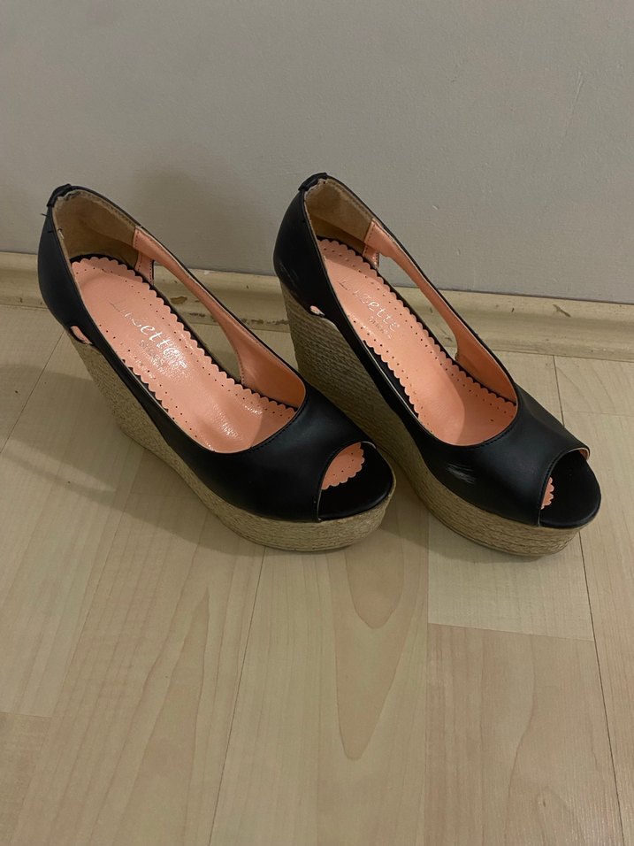 Kemer Detaylı Klasik Bej Dolgu Topuklu Kadın Ayakkabı - Görsel 2