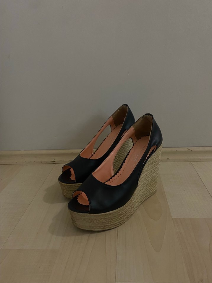 Kemer Detaylı Klasik Bej Dolgu Topuklu Kadın Ayakkabı - Görsel 3